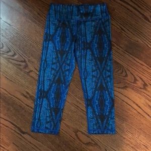 Capri Lululemon Blue & navy pattern workout pants